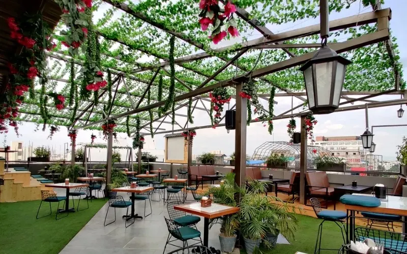 Mô hình quán cafe sân thượng (Rooftop Cafe)