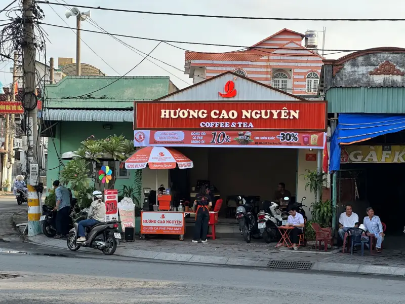 So Sánh: Tự Mở Quán Cafe vs. Hợp Tác Nhượng Quyền Cafe Hương Cao Nguyên