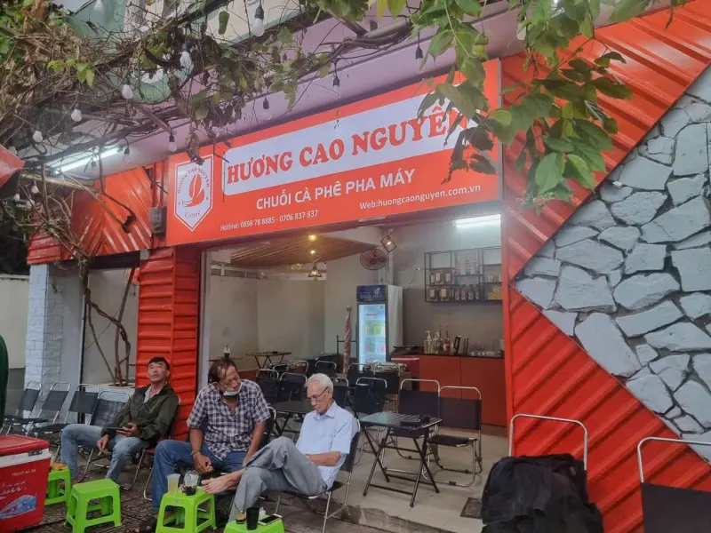 Quán cafe bình dân tiếp cận đa dạng khách hàng