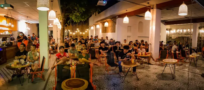 Mô hình quán cafe bóng đá / Cafe chiếu phim