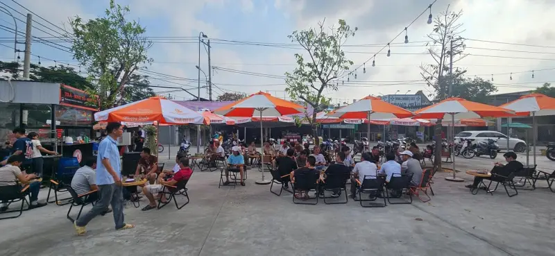 Mô hình cafe vỉa hè tại các góc phố, ngã tư đông người qua lại